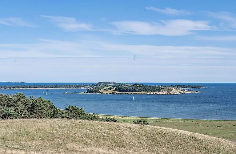 Panoramatický výhľad z pohoria Zicker na polostrov Klein Zicker a prímorské letovisko Thiessow.