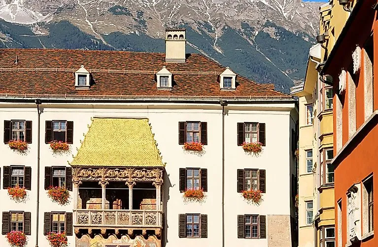 Pohľad na Zlatú strechu v Innsbrucku v lete