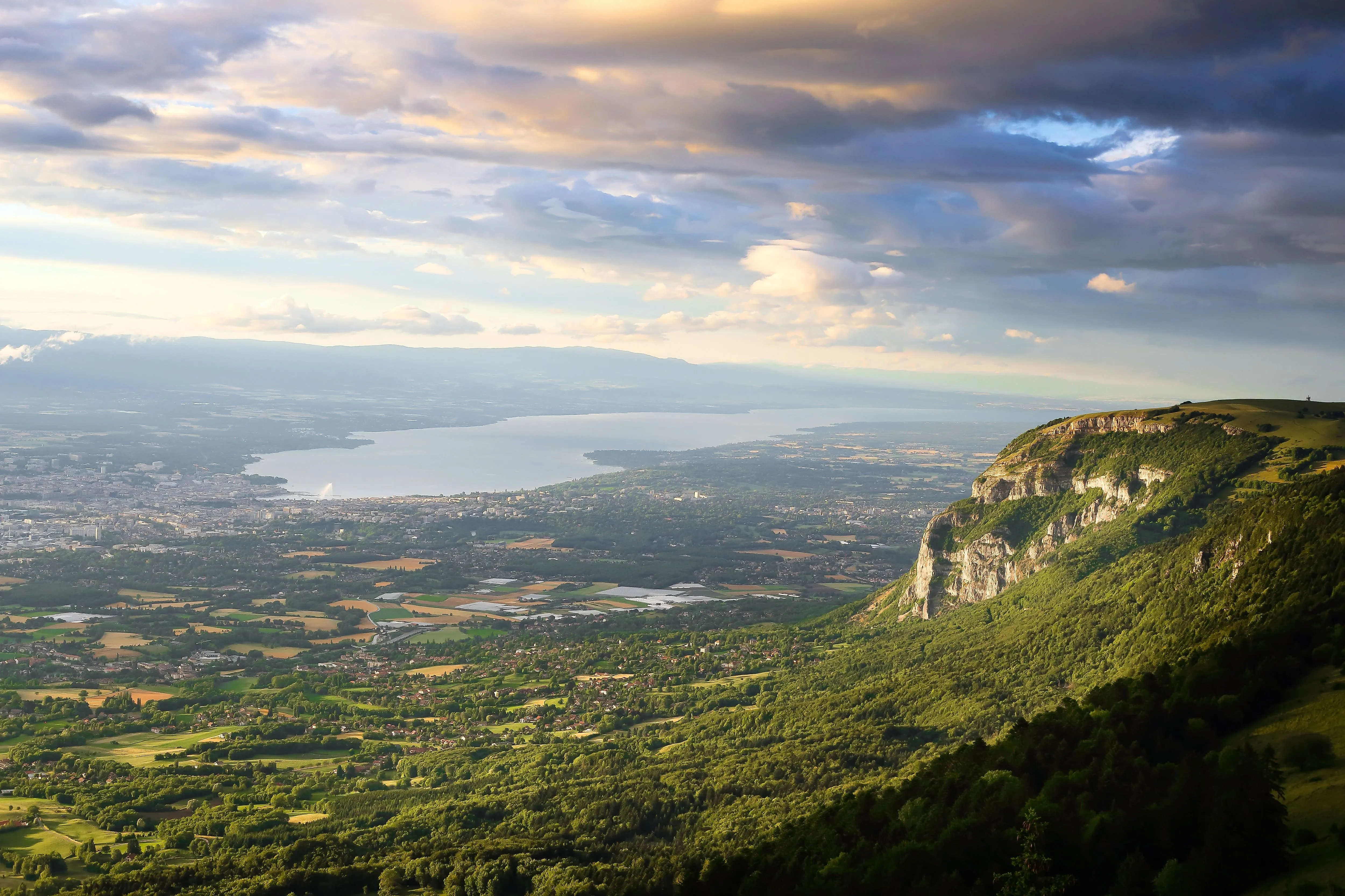 Panorama over de berg Salève in het kanton Genève, het meer van Genève en het groene landschap op de achtergrond