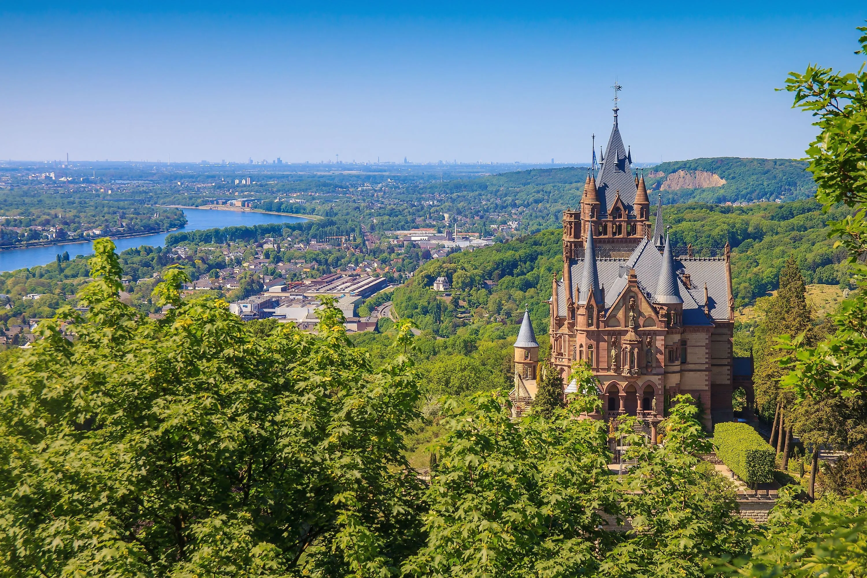 Hrad Drachenburg na Rýně s výhledem na pohoří Siebengebirge a Königswinter