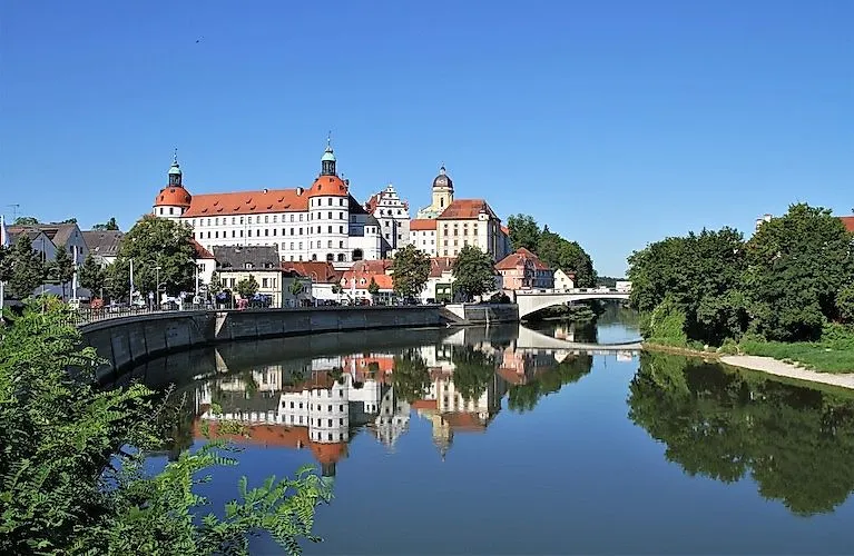 Pohľad na hrad Neuburg na Dunaji s odrazom v Dunaji počas jasného letného dňa