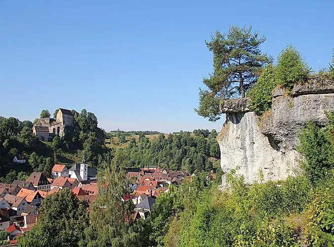 Pohled na historický hrad Pottenstein uprostřed zelené krajiny ve Frankách