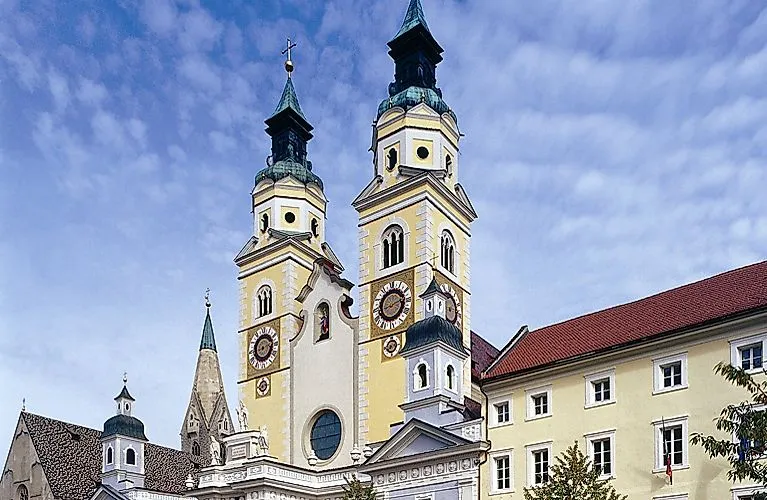 Impozantní katedrální náměstí v Brixenu s nápadnými dvojitými věžemi v létě.