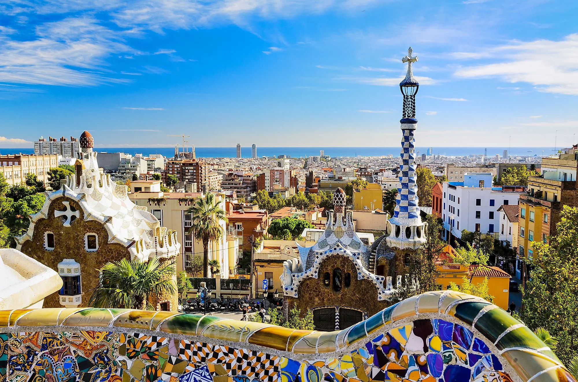 Parc Güell à Barcelone avec mosaïques colorées et vue sur la ville jusqu'à la mer