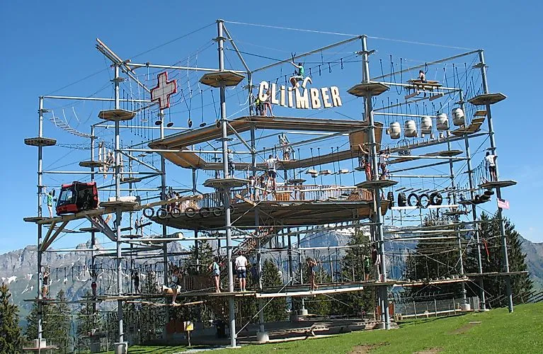 Dobrodružství ve vysokém lanovém centru CLiiMBER ve Flumserbergu před alpským panoramatem