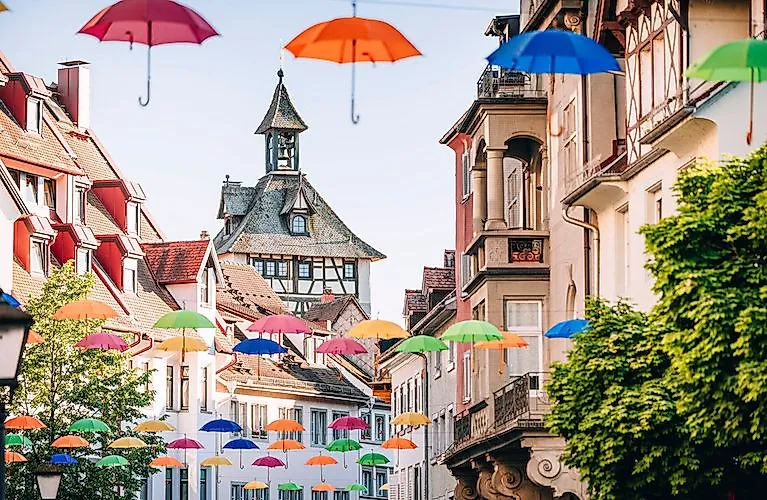 Bunte Schirme über der Konstanzer Altstadt mit Blick auf das historische Schnetztor