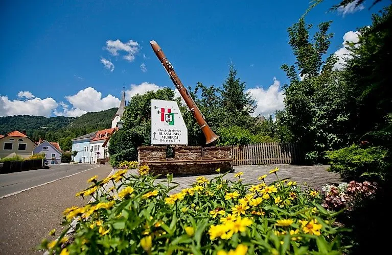 Pohled na muzeum dechové hudby v Oberölzu s nadměrnou flétnou