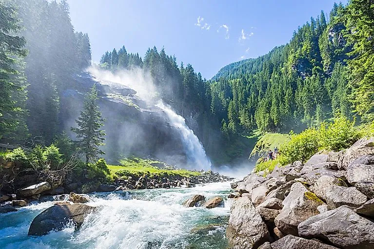 Impressionante vista delle cascate di Krimml tra le verdi foreste del Parco Nazionale degli Alti Tauri.