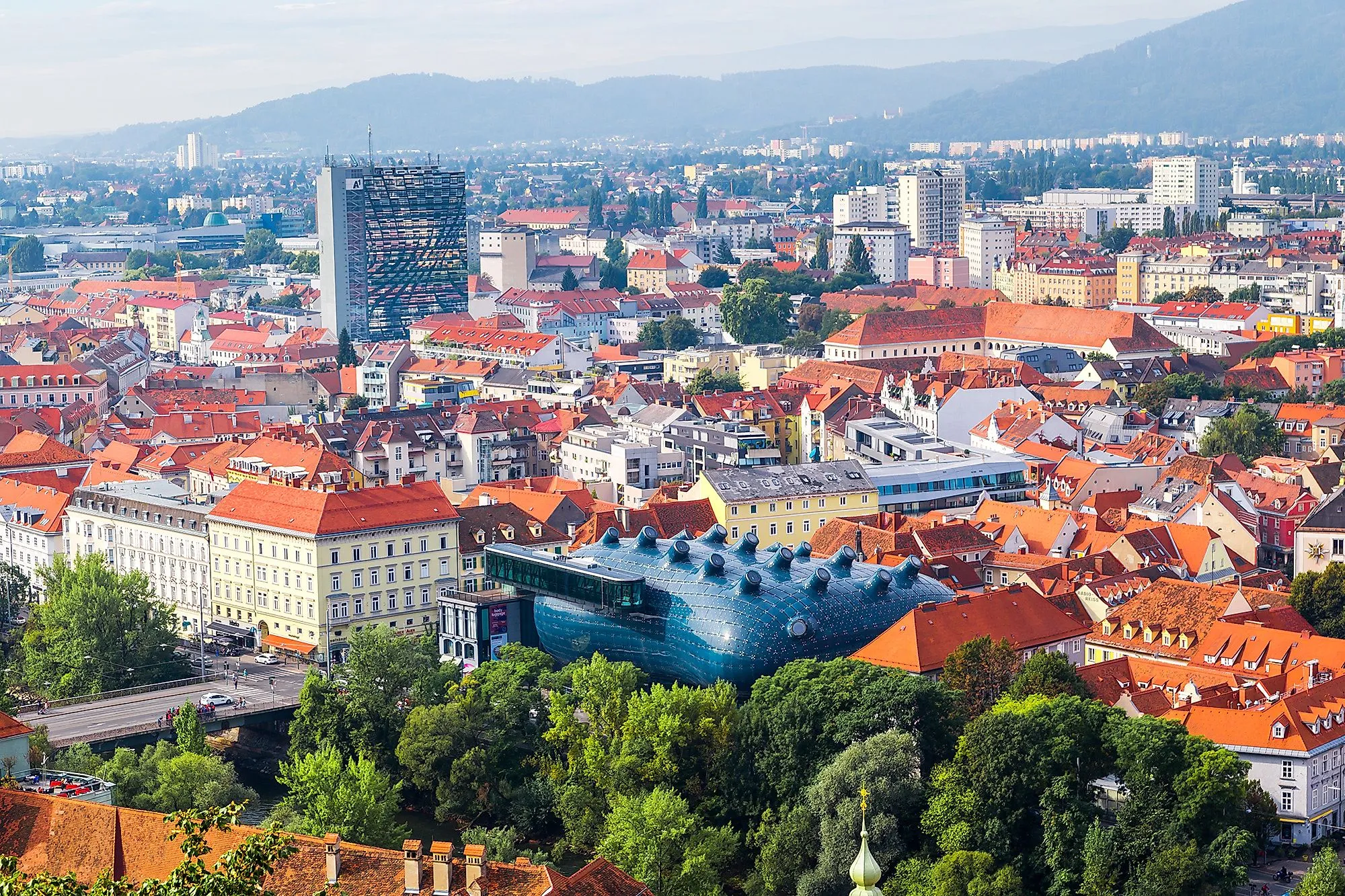 Luftaufnahme Graz mit Kunsthaus und roten Dächern der Altstadt