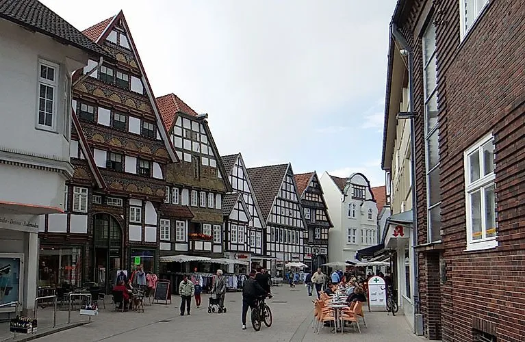 Zone piétonne animée dans la "Lange Straße" de Bad Salzuflen avec des maisons à colombages.