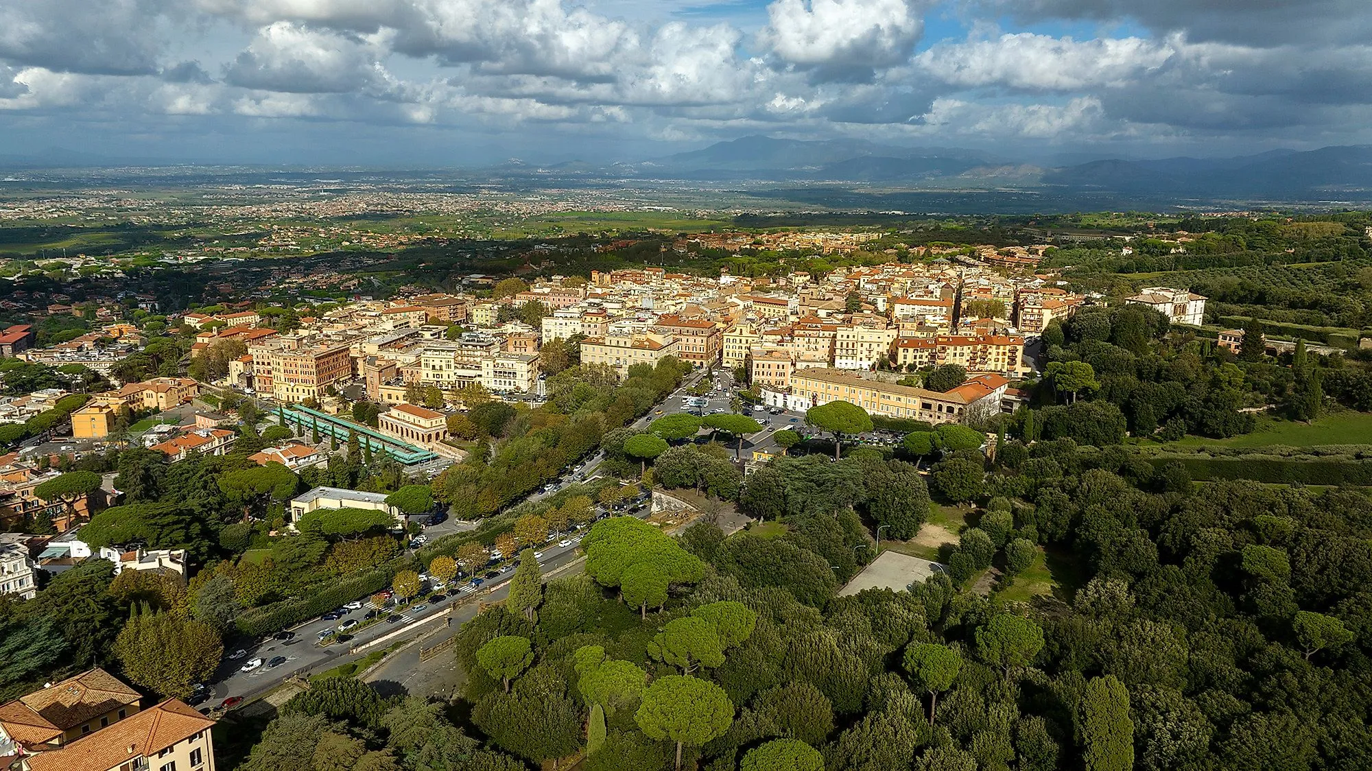 Vista de Frascati en Lacio con villas históricas, pinos verdes y colinas al fondo
