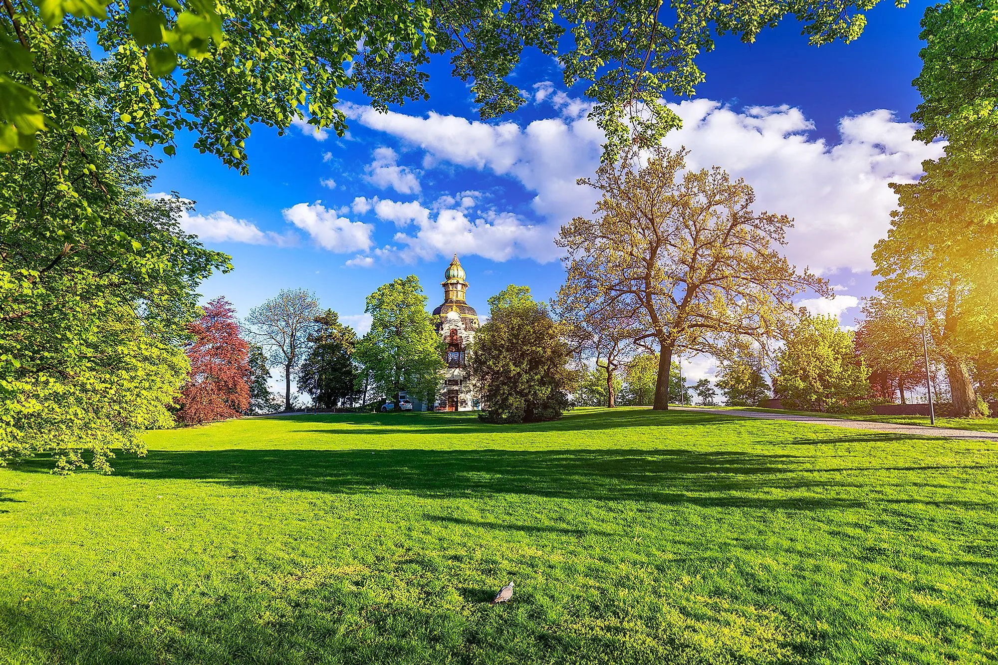 Grüner Letná-Park in Prag mit Blick auf den Pavillon Hanavský und blauen Himmel.
