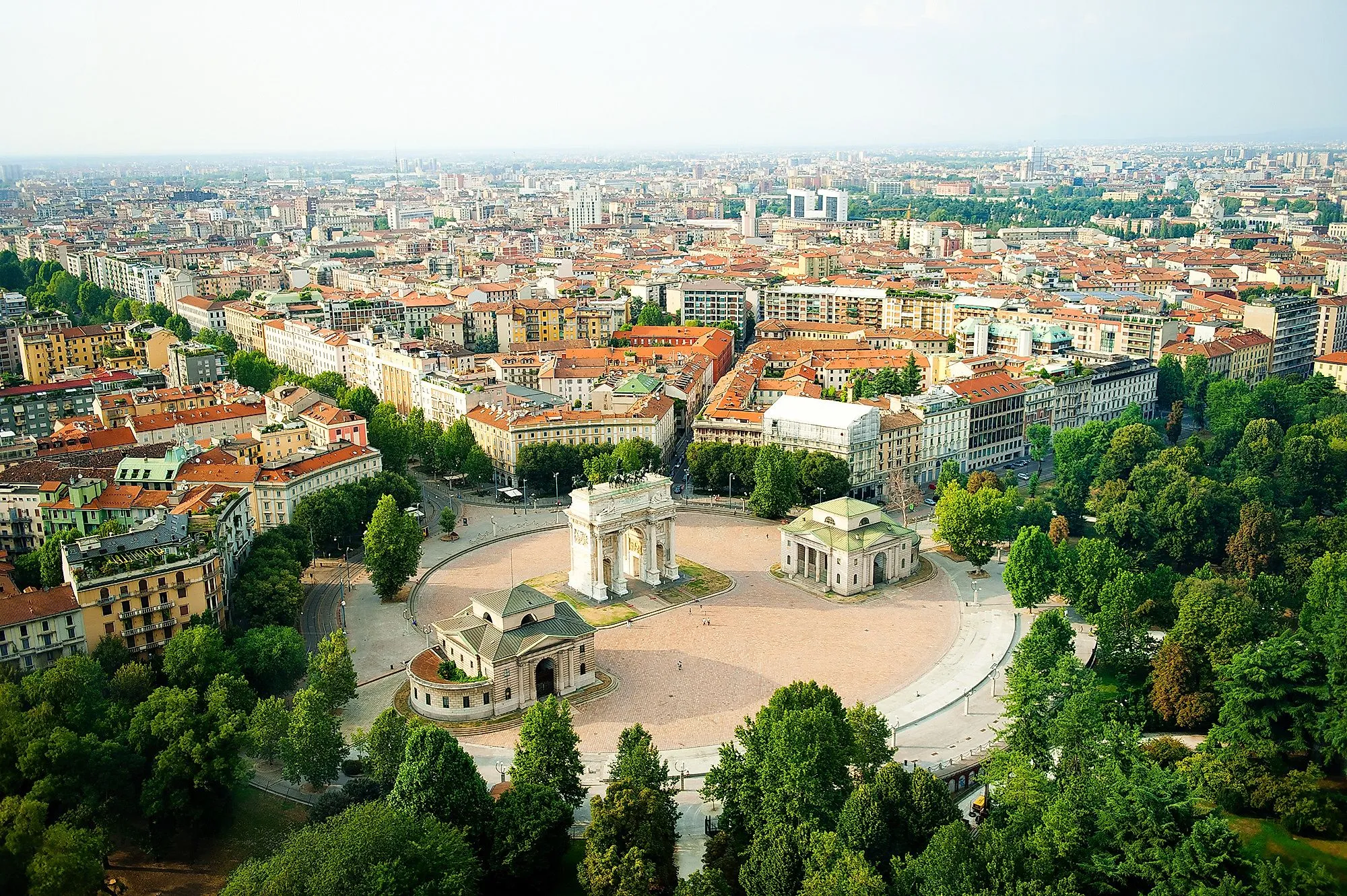 Panorama di Milano con l'arco di trionfo Arco della Pace e i quartieri sullo sfondo
