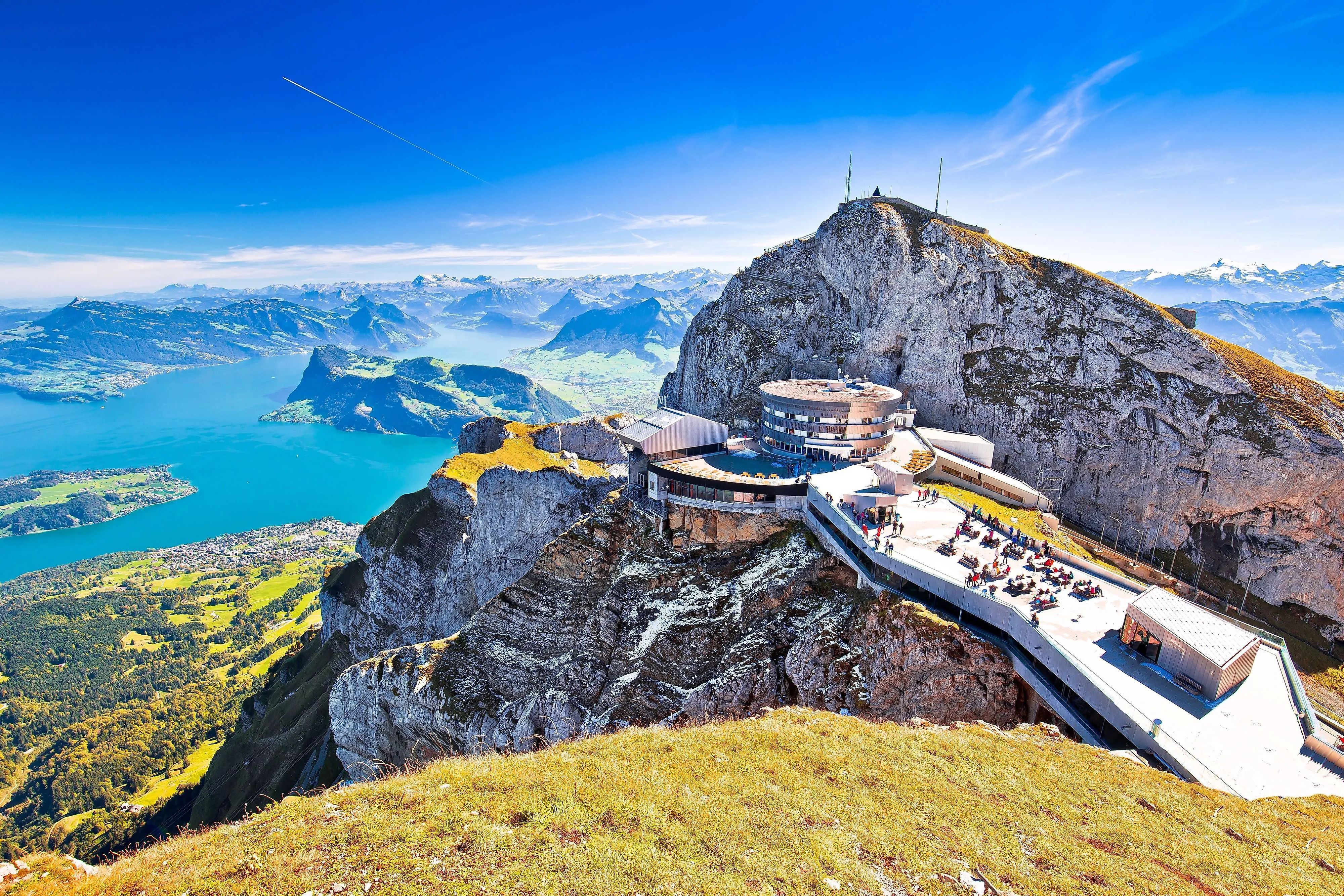 Výhled z Pilatusu na centrální švýcarské Alpy a Lucernské jezero