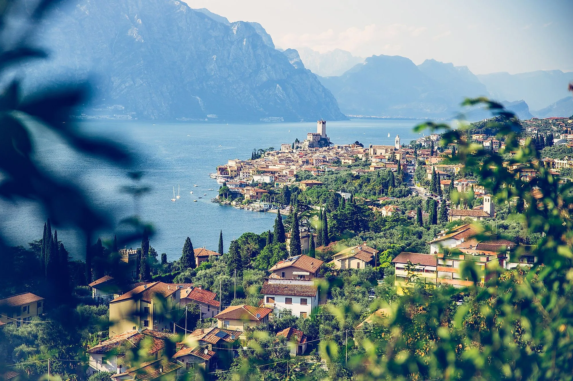 Uitzicht op Malcesine aan het Gardameer met zijn middeleeuwse kasteel en omringende bergen.