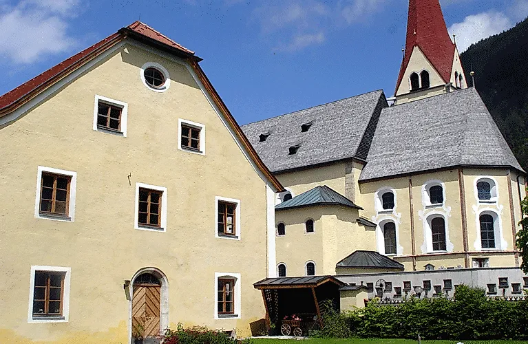 Notburgekirche mit benachbartem Museum in Maurach am Achensee an einem sonnigen Sommertag.