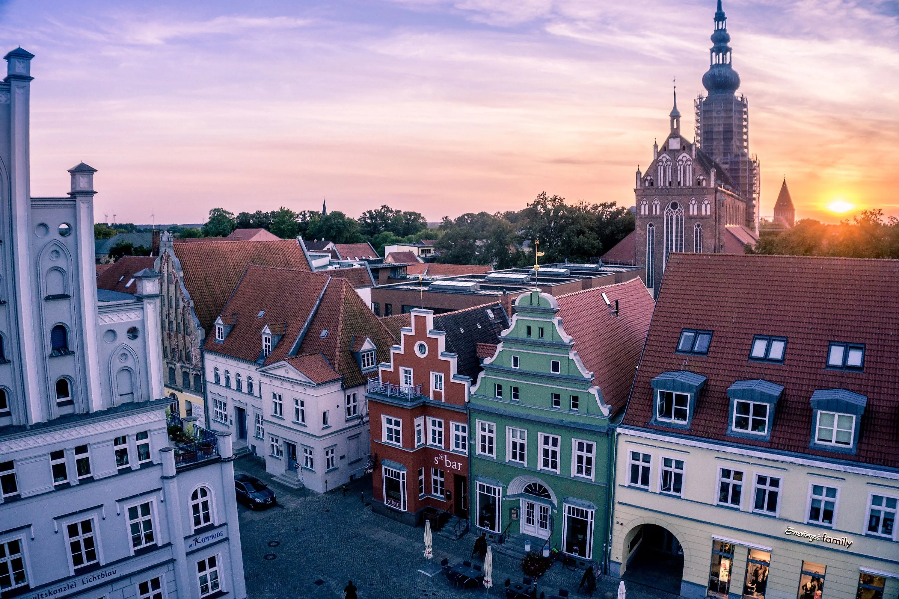Historické štítové domy na rybom trhu v Greifswalde pri západe slnka