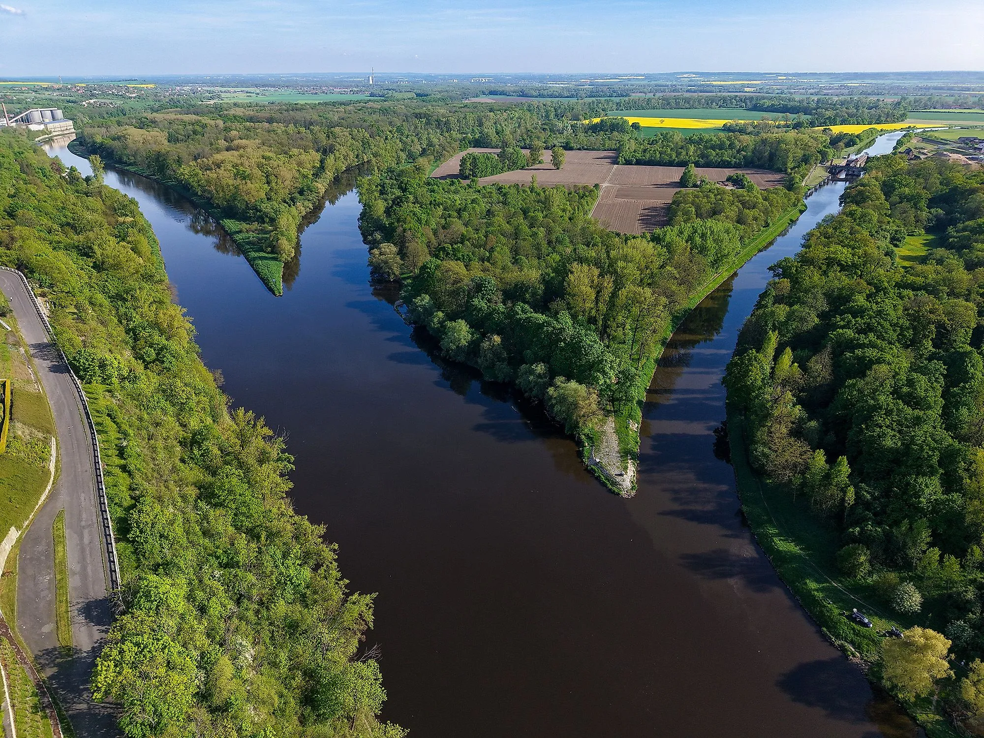 Vue aérienne du confluent de l'Elbe et de la Vltava près de Mělník, entouré de champs.