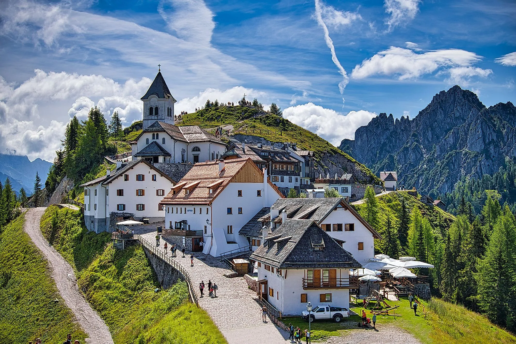 Monte Lussari bedevaartsoord bij Tarvisio met kerk en Alpenpanorama