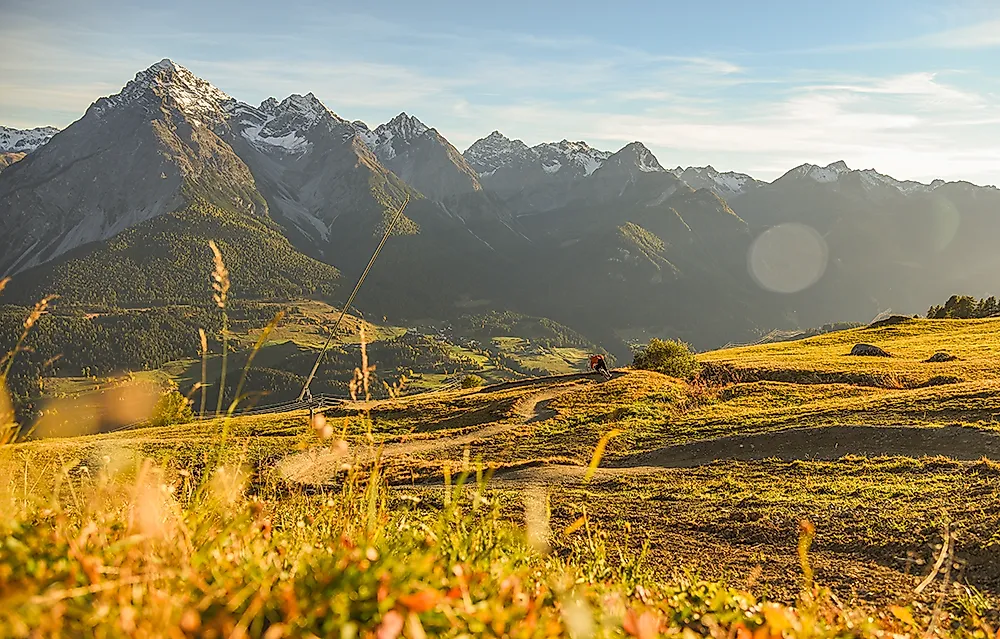 Mountainbiker auf einem Trail bei Scuol mit herbstlichem Panorama