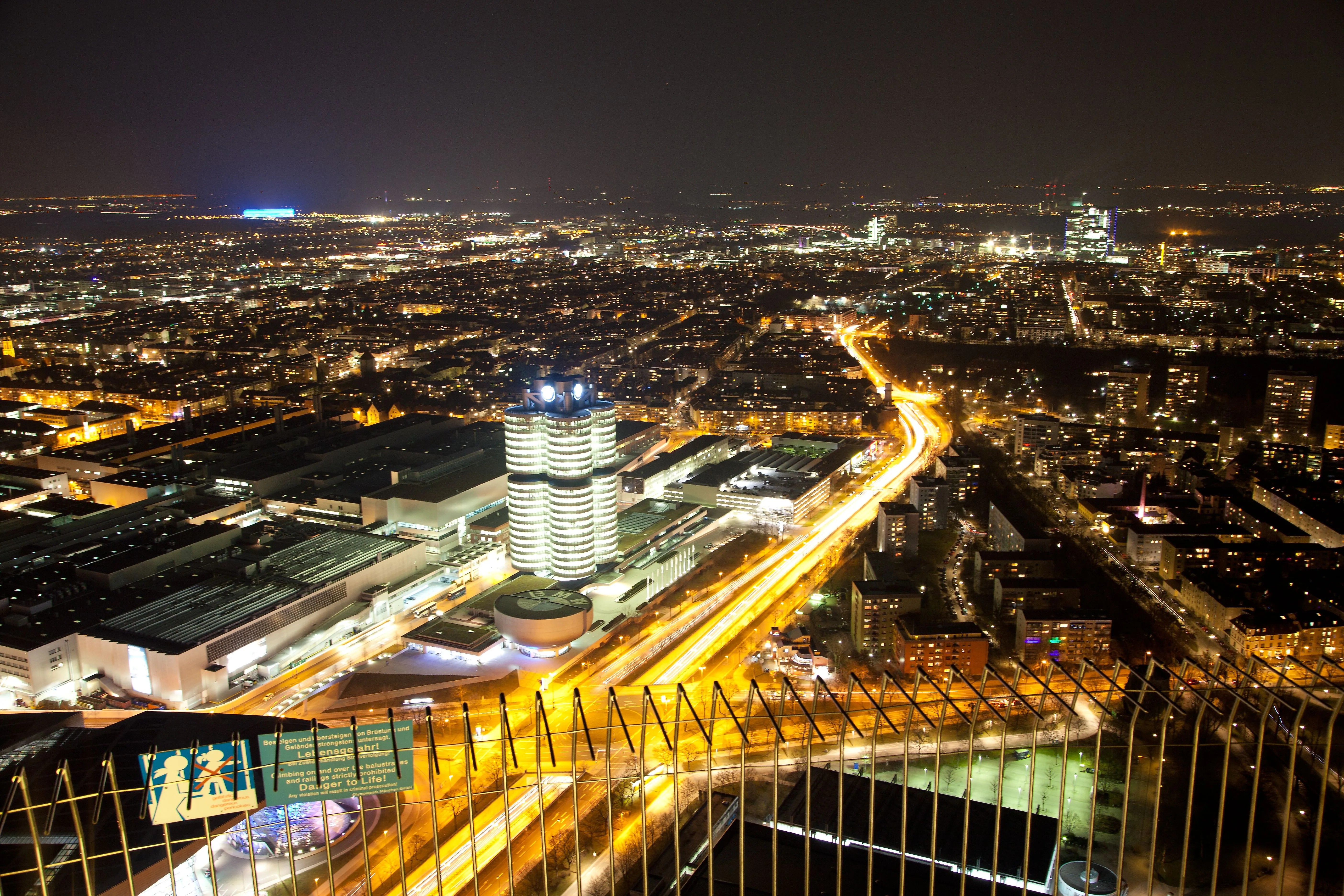 Monaco di Baviera di notte con l'Allianz Arena sullo sfondo