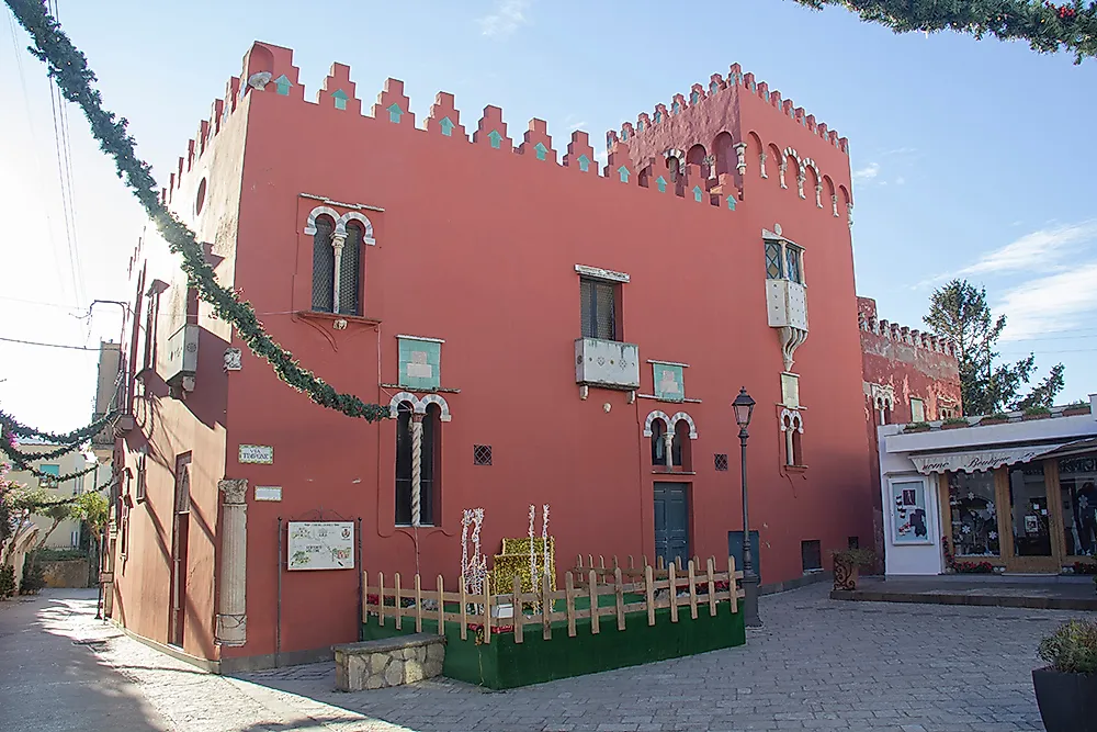 Červená fasáda budovy Casa Rossa v Anacapri na ostrove Capri