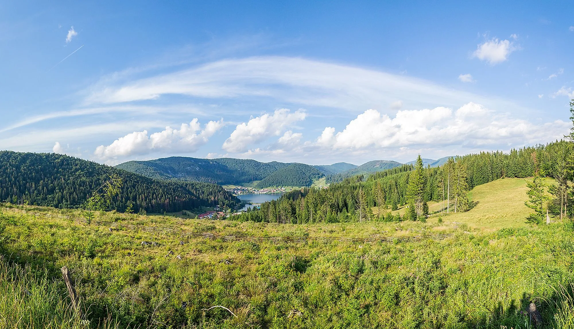 L'été dans le parc national Paradis slovaque avec des collines et des forêts verdoyantes
