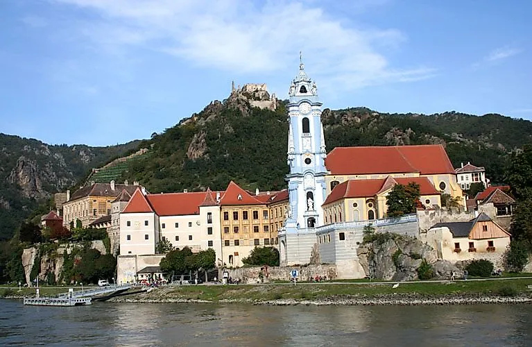 Vista del centro storico di Dürnstein con le rovine dell'abbazia e del castello sopra il Danubio, nella Bassa Austria