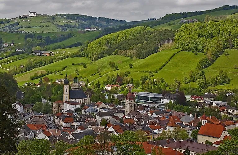 Historické centrum města Waidhofen an der Ybbs obklopené zelenými kopci v Dolním Rakousku