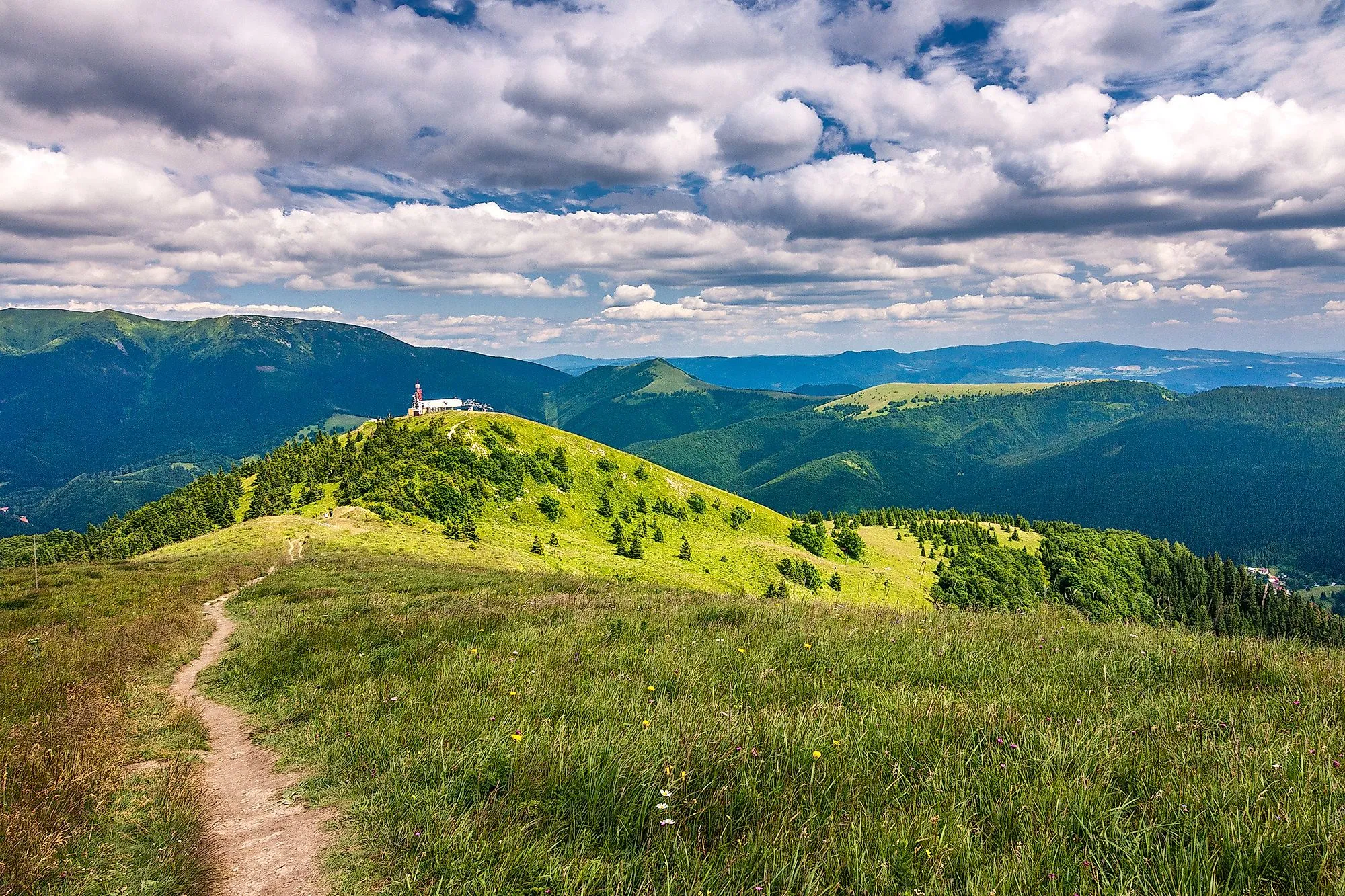 Ruta de senderismo por un prado verde de montaña cerca de Donovaly, en la Gran Fatra