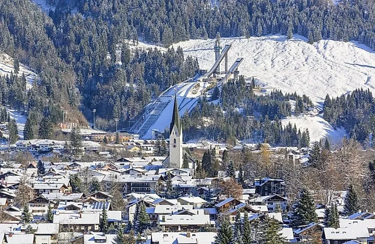 Winterliche Ansicht von Oberstdorf mit der verschneiten Schattenbergschanze