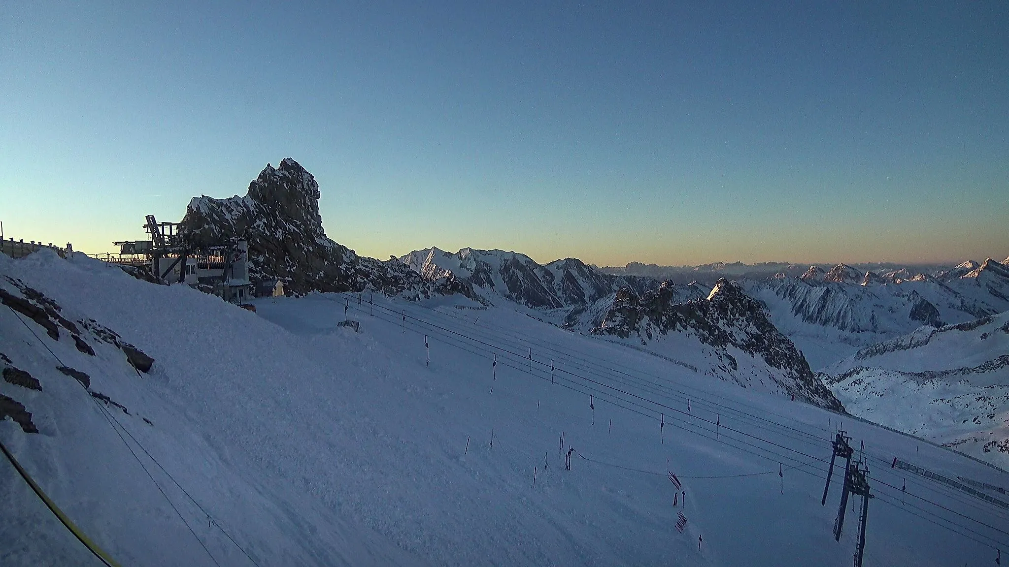 Morgenstimmung an der Gefrorenen Wand in Hintertux mit verschneitem Gletscher und Bergpanorama
