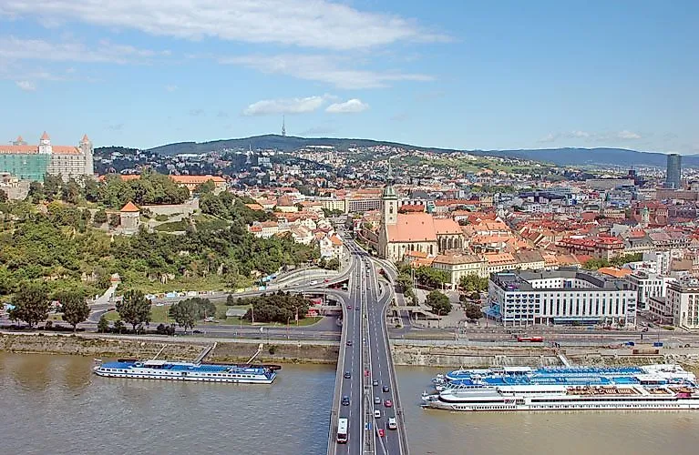 Pohled přes Dunaj na bratislavské staré město a hrad