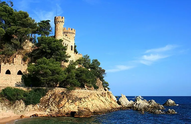 Paisaje costero cerca de Lloret de Mar con castillo histórico y mar azul turquesa en la Costa Brava