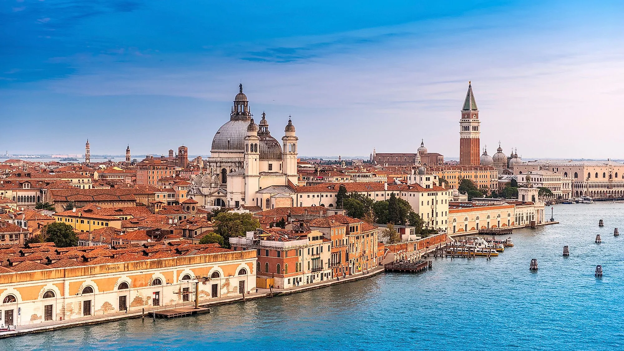 Panorama van Venetië met de Basiliek van San Marco, de Campanile en de typische kanalen.