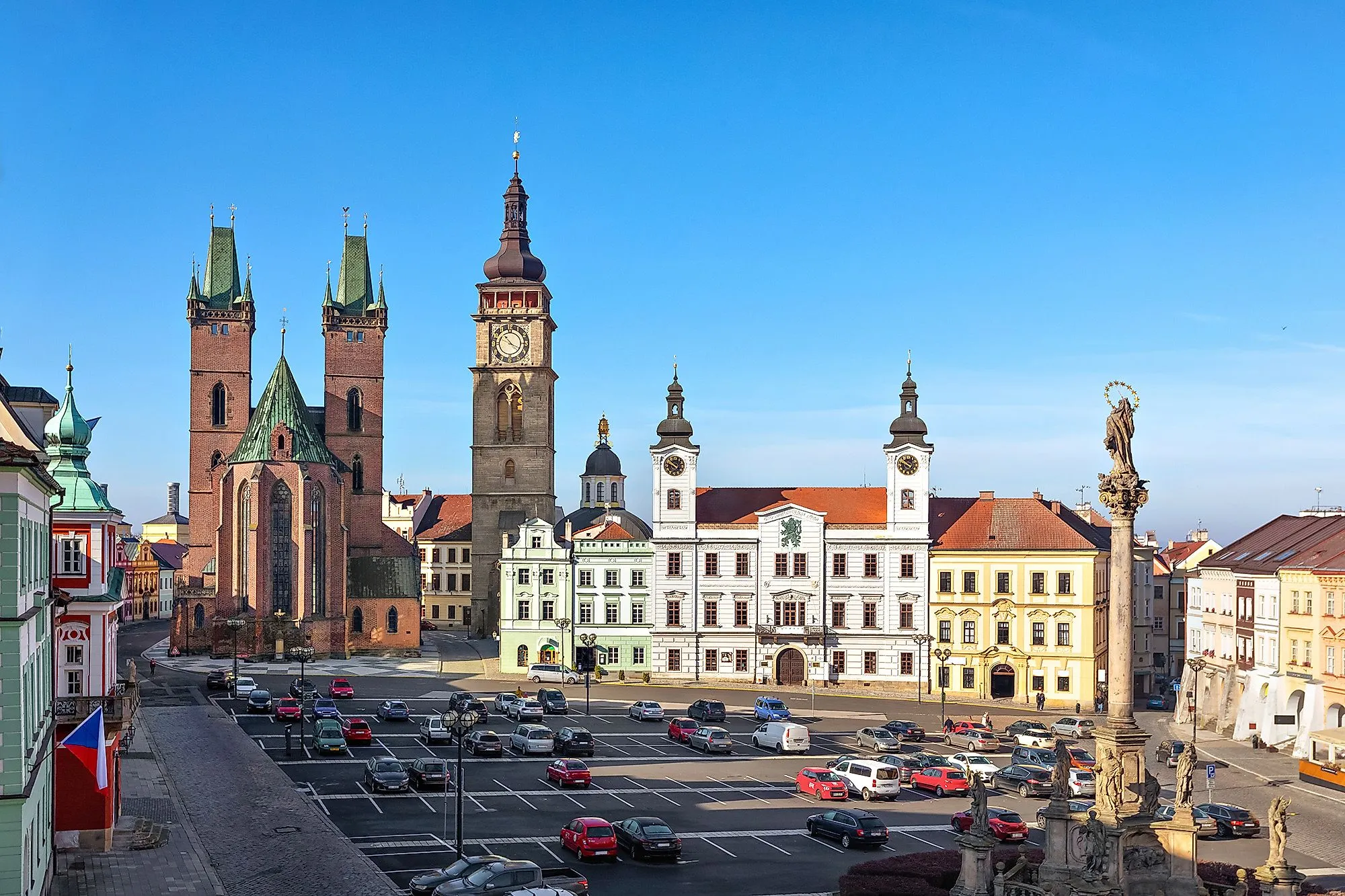 Marktplatz von Königgrätz mit gotischer Kathedrale, Uhrturm und barocken Häusern.
