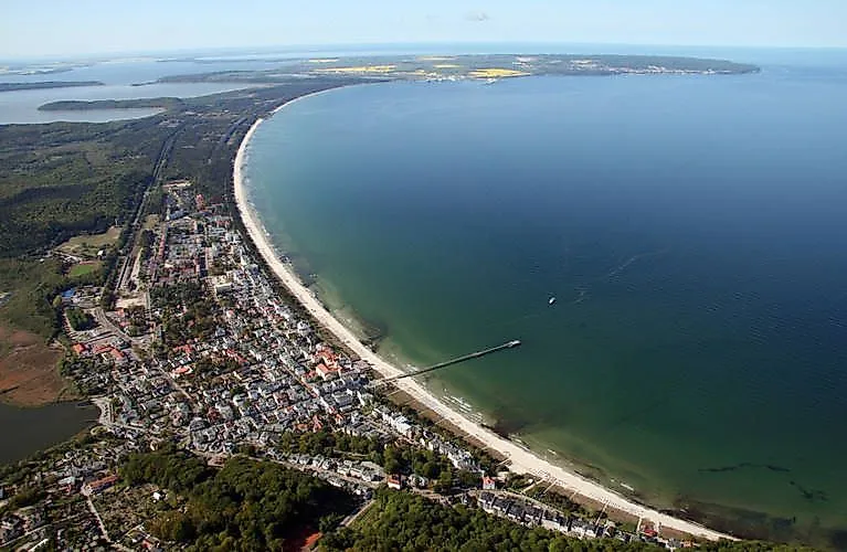 Letecký pohľad na prímorské letovisko Binz na ostrove Rujana s dlhým mólom, plážovou promenádou a širokým výhľadom na Baltské more
