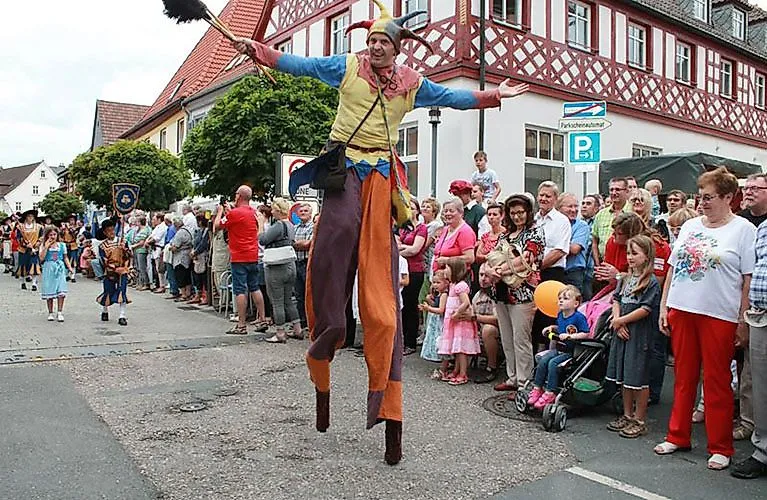Žonglér na chůdách baví návštěvníky Staroměstských slavností v Bad Staffelsteinu.