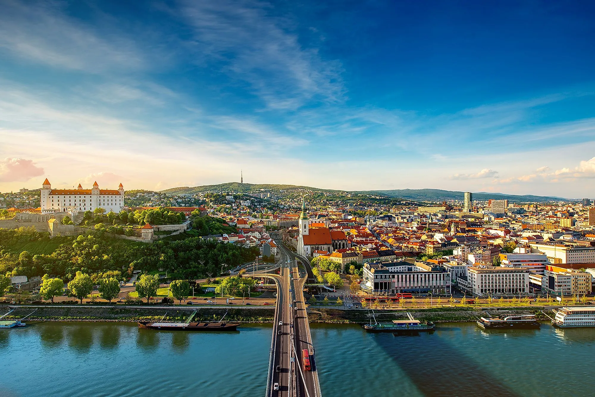 Panoráma historického centra Bratislavy s hradom a Dunajom