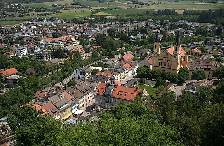 Pohľad na staré centrum mesta Bruneck v Južnom Tirolsku s farským kostolom svätého Mikuláša v údolí Puster