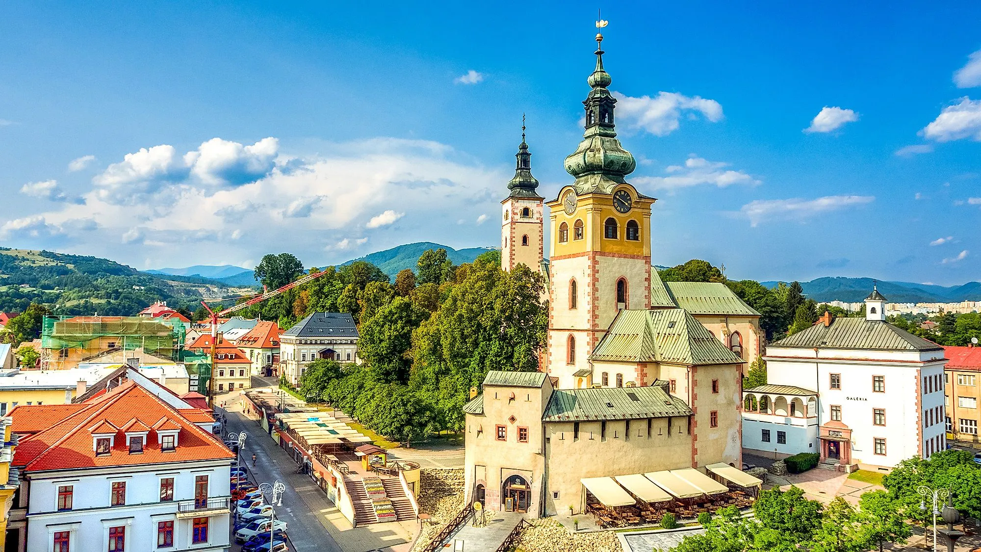 Casco antiguo de Banská Bystrica con vistas a las torres de la iglesia