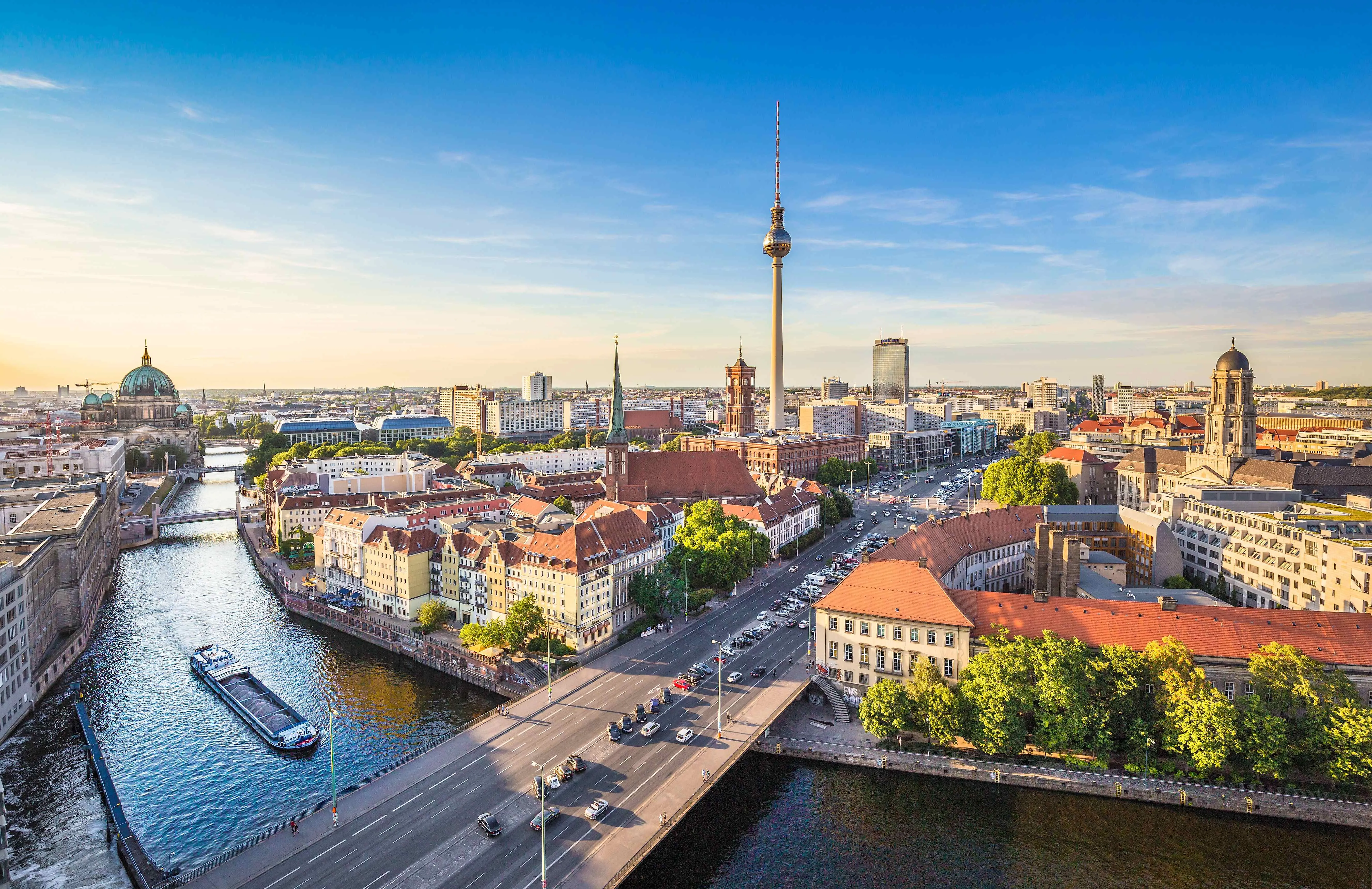 Skyline de Berlin avec la tour de télévision, la Spree et la cathédrale de Berlin par temps ensoleillé