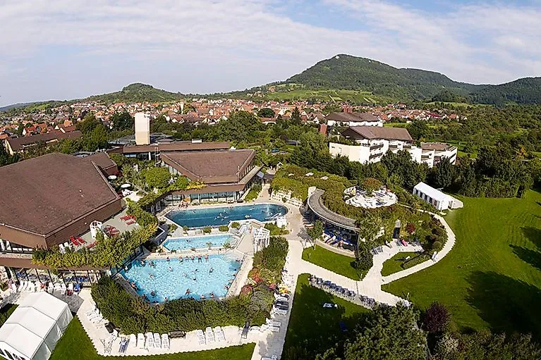 Pohled zvenčí na PanoramaTherme Beuren s bazény a výhledem na okolní vesnici a Švábský Alb