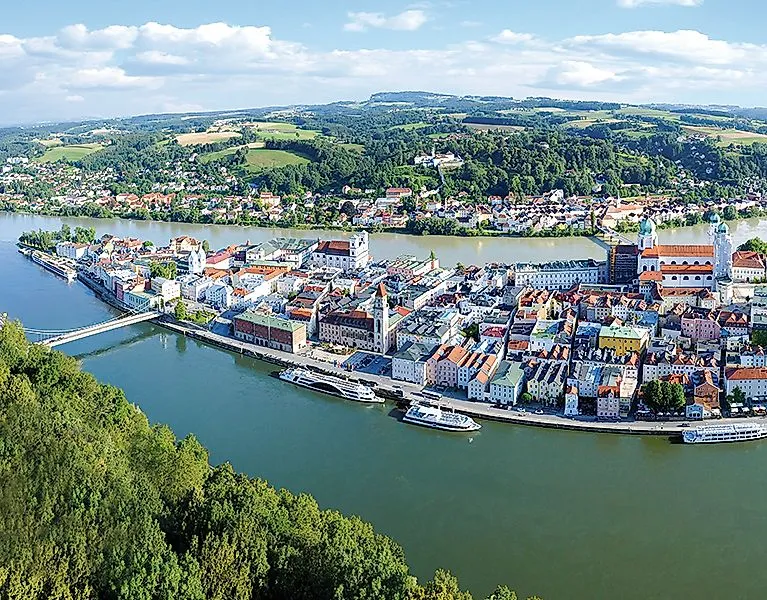 Vue panoramique de Passau avec le Danube, la vieille ville et les bateaux de croisière - Le coin des trois fleuves entre le Danube, l'Inn et l'Ilz