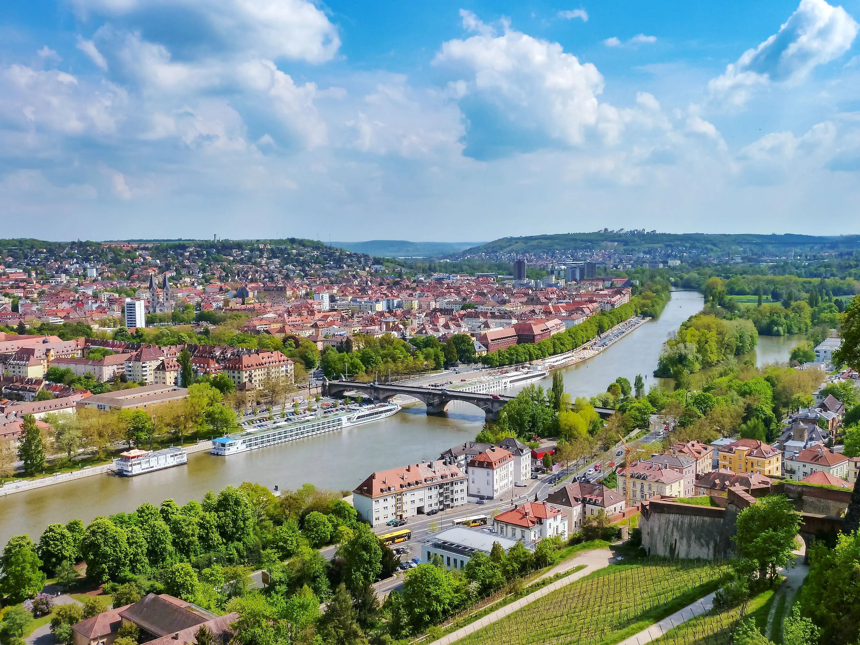 Panoramatický výhled na Würzburg s řekou Mohan a říční výletní lodí v létě.