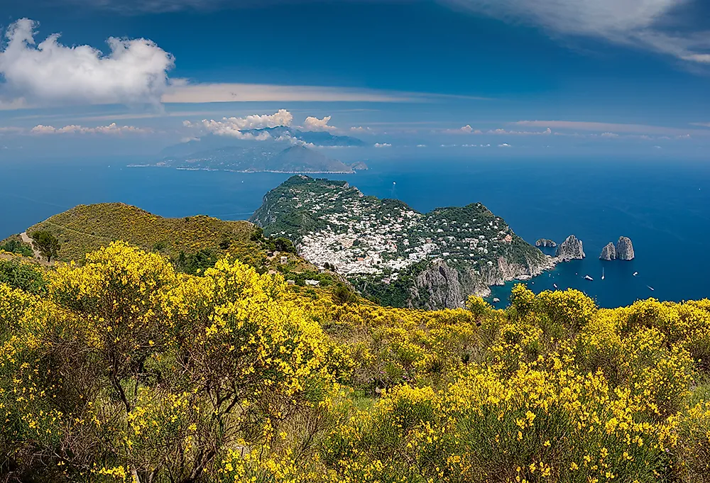 Pohľad z Monte Solaro na Capri, skaly Faraglioni a Tyrhénske more
