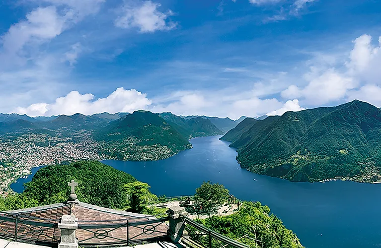 Panoramatický výhľad na jazero Lugano a okolité hory z vrchu Monte San Salvatore
