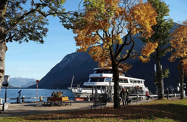 Atmosfera autunnale sulle rive del lago Achensee a Pertisau con un battello da escursione all'imbarcadero.