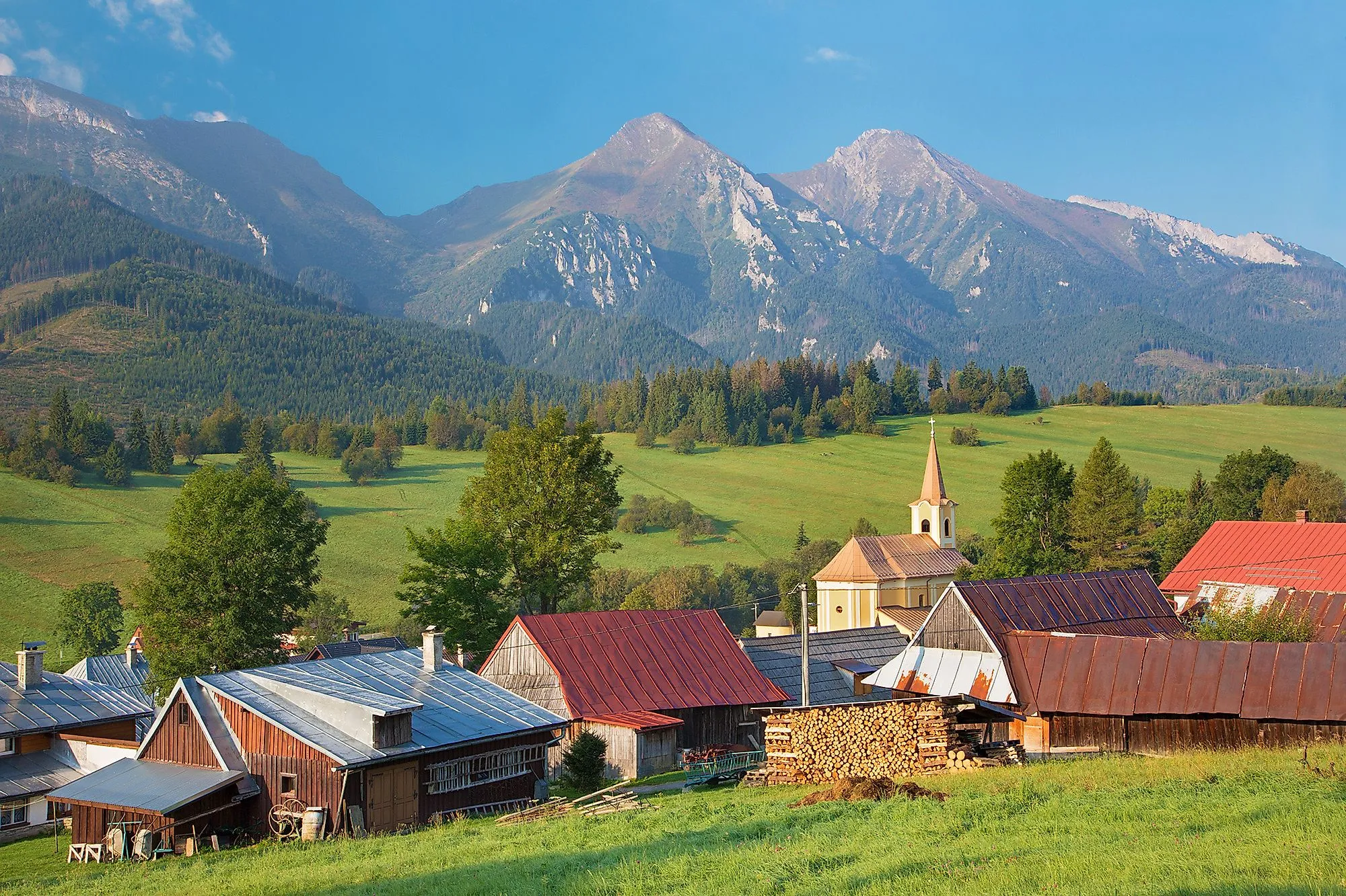 Zicht op Ždiar met traditionele huizen tegen de achtergrond van de Belianske Tatras