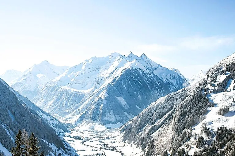 Winterpanorama van het besneeuwde Raurisdal met de Hohe Tauern op de achtergrond